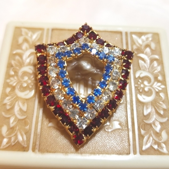 Vintage SPARKLING Rhinestone Shield Red White Blue Brooch - Picture 5 of 6